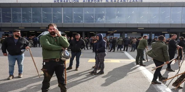 Yunanistan’da Çiftçiler Havalimanını Bastı Araçları Devirdi